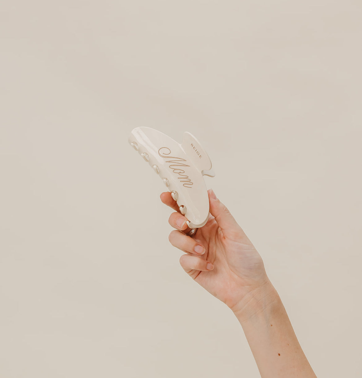 BEIGE MOM OVERSIZED CLAW
